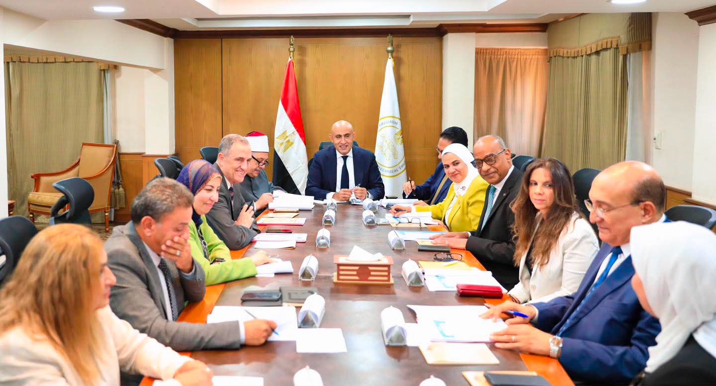 السماح للطلاب المقيدين بالصف الثالث بنظام البكالوريا تغيير المسار بشرط دراسة مواد التخصص بالمسار الجديد