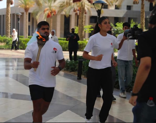 طالب بعلاج طبيعي القاهرة يحمل شعلة دورة الألعاب الأفريقية الثانية عشرة للجامعات «القاهرة 2026» 3 almomken.com c09fa8e4