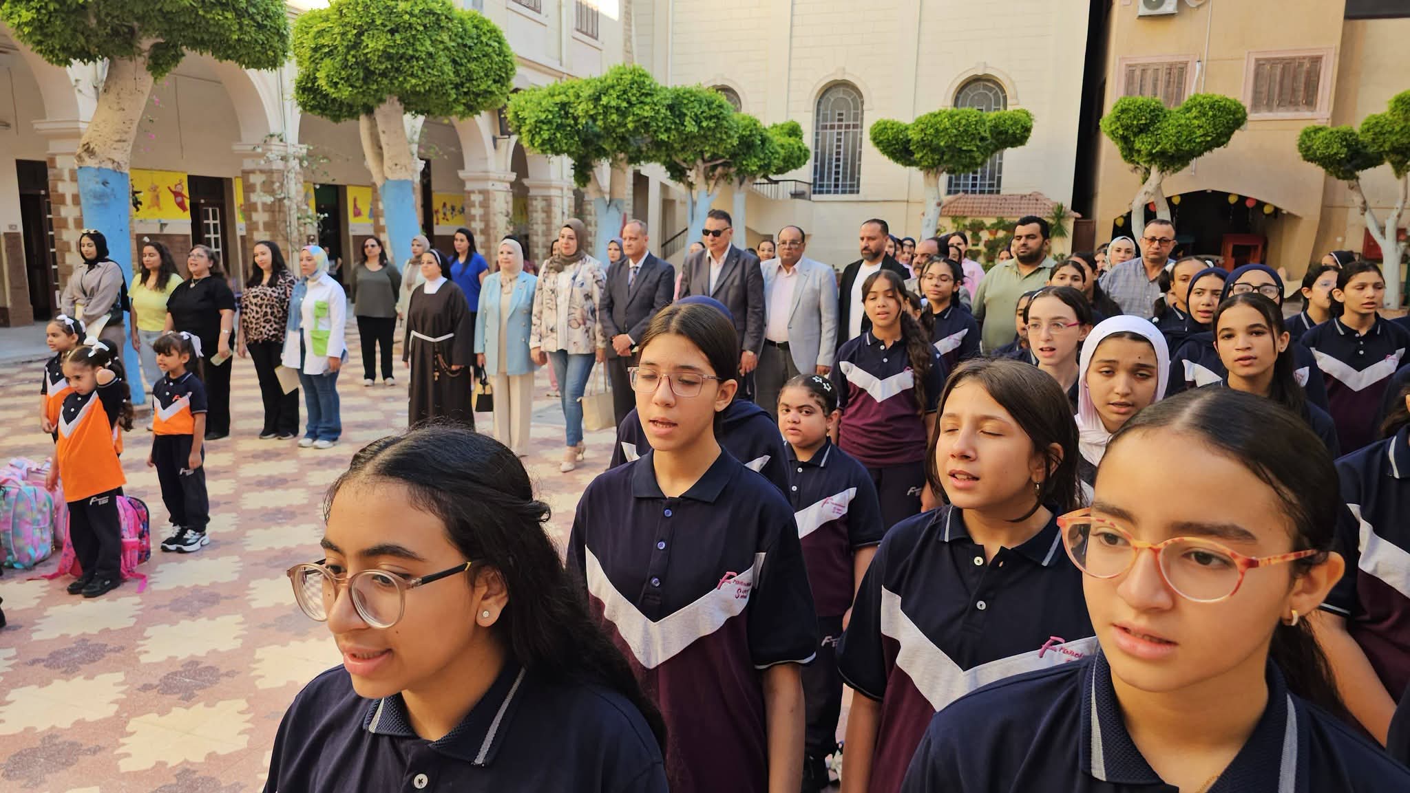 وكيل تعليم بور سعيد يشارك طالبات مدرسة الراهبات الفرنسيسكانيات الخاصة تحية العلم بطابور الصباح