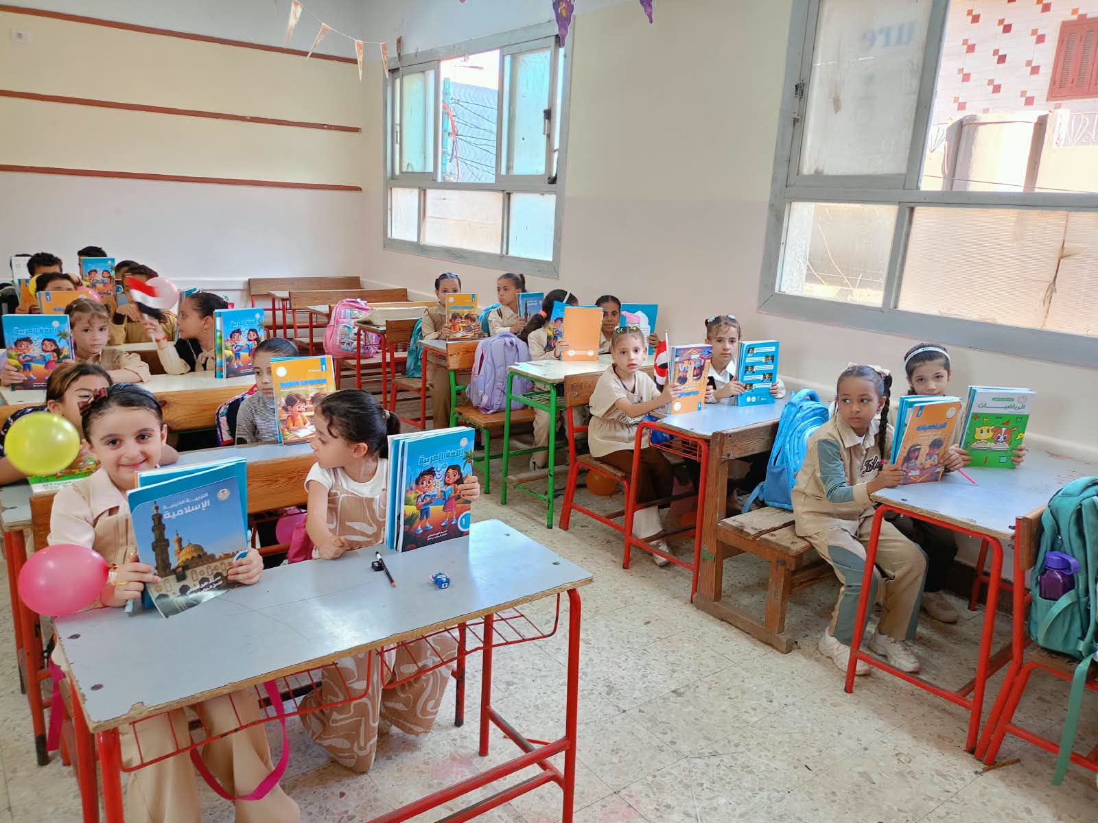 تسليم الكتب لجميع الطلاب خلال الأسبوع الأول من العام الدراسي