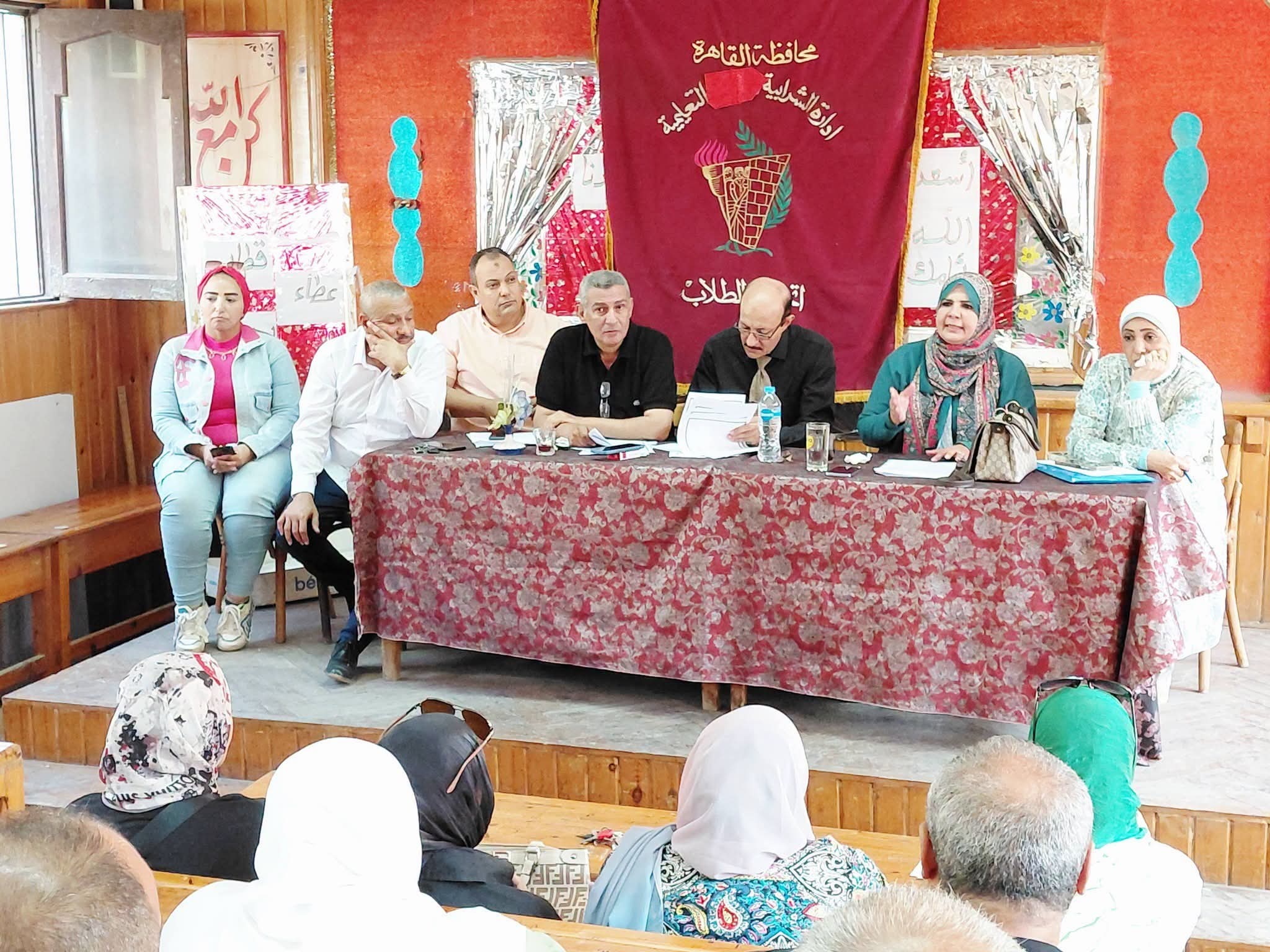 اجتماع موسع مع مديرى مدارس الشرابية لمتابعة استقبال العام الدراسى الجديد 4 السيد محمود النمر وكيل الادارة فى الاجتماع
