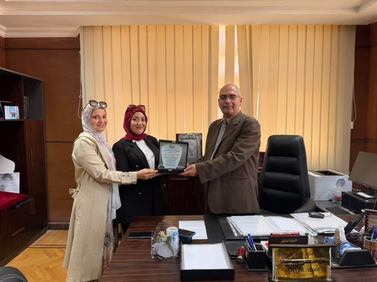 العميد يعرب عن فخره بإنجاز طالبة الفرقة الرابعة