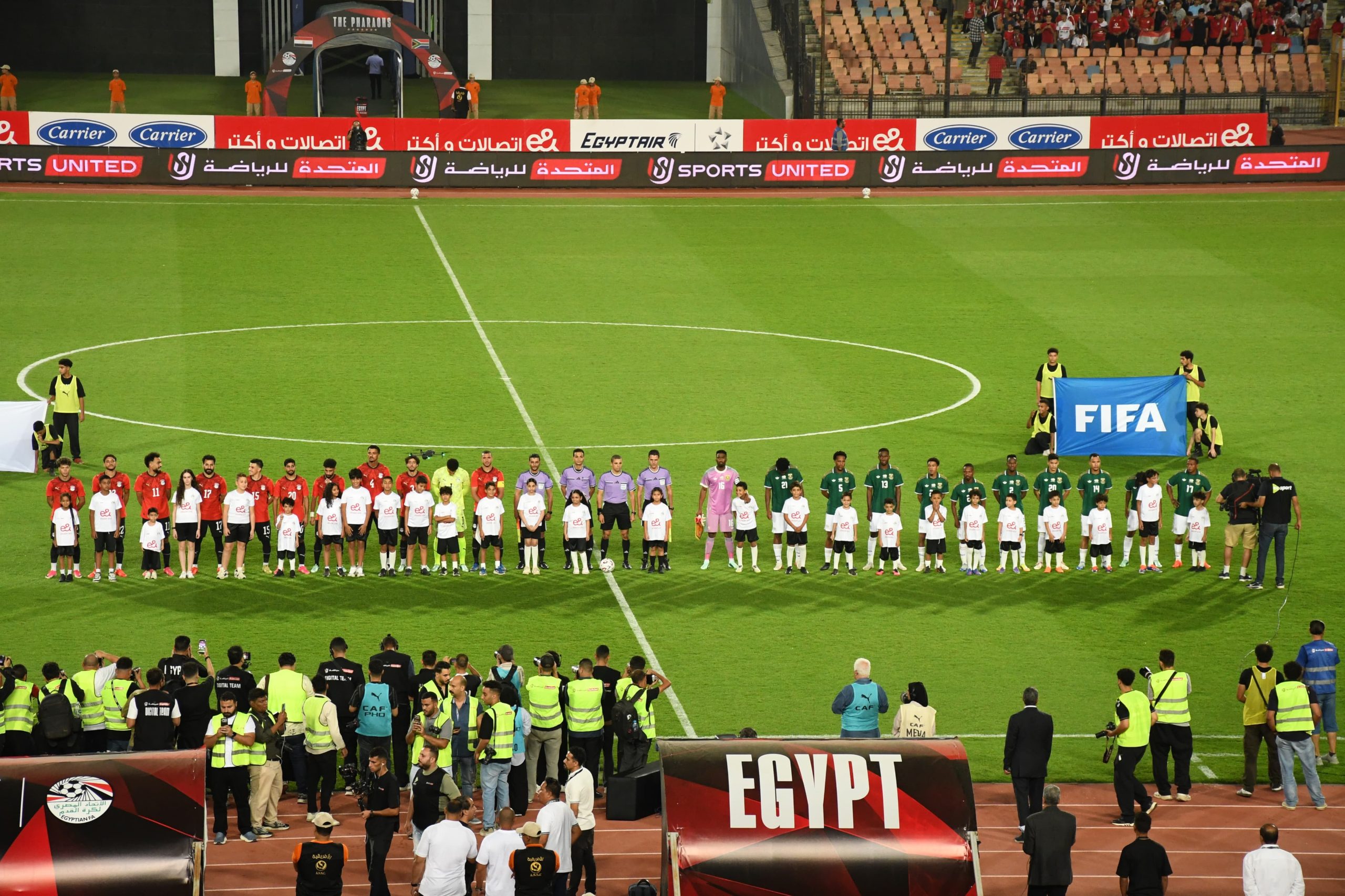 بحضور رئيس جمهورية جنوب أفريقيا.. وزير الشباب والرياضة ورئيس اتحاد الكرة ورئيس رابطة الأندية المحترفة يشهدون مباراة مصر وجنوب أفريقيا باستاد القاهرة 4 almomken.com 1e7742d6 scaled