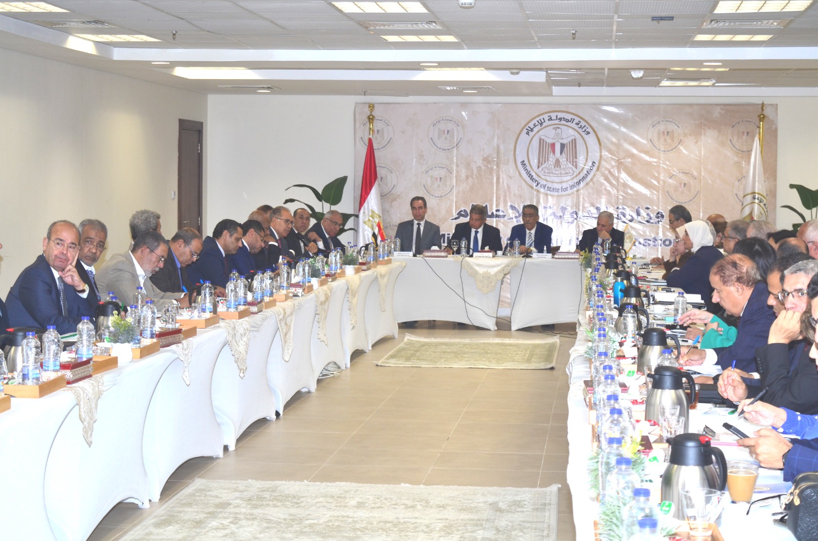 وزير الدولة للإعلام يجتمع بأعضاء لجنة تطوير الإعلام 6 almomken.com 34a3c9ec