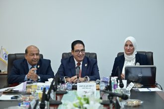 رئيس جامعة القاهرة يترأس اجتماع مجلس كلية الإعلام 2 almomken.com 87927ac2